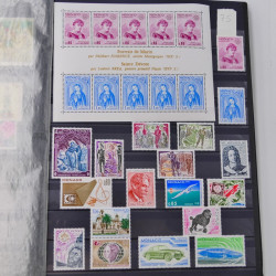 Lot massif de timbres du monde neufs et oblitérés en 9 albums.