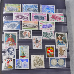 Lot massif de timbres du monde neufs et oblitérés en 9 albums.