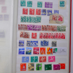 Lot massif de timbres du monde neufs et oblitérés en 9 albums.