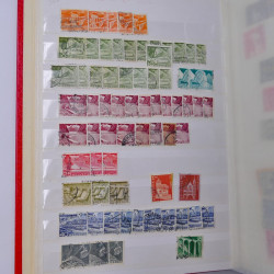 Lot massif de timbres du monde neufs et oblitérés en 9 albums.