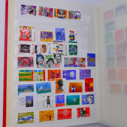 Lot massif de timbres du monde neufs et oblitérés en 9 albums.