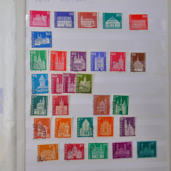 Lot massif de timbres du monde neufs et oblitérés en 9 albums.