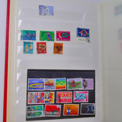 Lot massif de timbres du monde neufs et oblitérés en 9 albums.