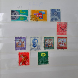 Lot massif de timbres du monde neufs et oblitérés en 9 albums.