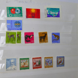 Lot massif de timbres du monde neufs et oblitérés en 9 albums.