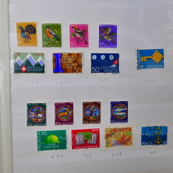 Lot massif de timbres du monde neufs et oblitérés en 9 albums.