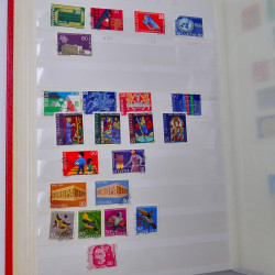 Lot massif de timbres du monde neufs et oblitérés en 9 albums.
