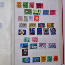 Lot massif de timbres du monde neufs et oblitérés en 9 albums.