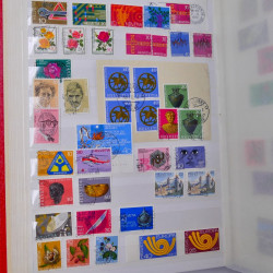 Lot massif de timbres du monde neufs et oblitérés en 9 albums.