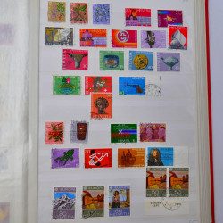 Lot massif de timbres du monde neufs et oblitérés en 9 albums.