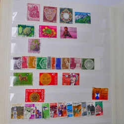 Lot massif de timbres du monde neufs et oblitérés en 9 albums.