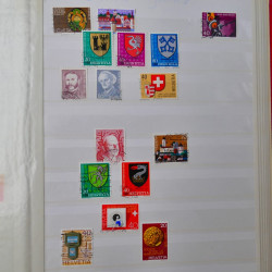 Lot massif de timbres du monde neufs et oblitérés en 9 albums.