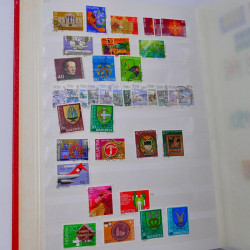 Lot massif de timbres du monde neufs et oblitérés en 9 albums.