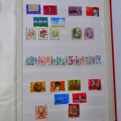 Lot massif de timbres du monde neufs et oblitérés en 9 albums.