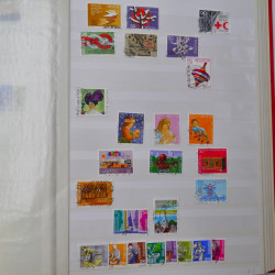 Lot massif de timbres du monde neufs et oblitérés en 9 albums.