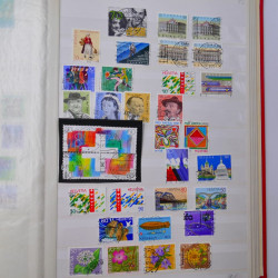 Lot massif de timbres du monde neufs et oblitérés en 9 albums.