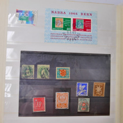 Lot massif de timbres du monde neufs et oblitérés en 9 albums.