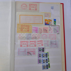 Lot massif de timbres du monde neufs et oblitérés en 9 albums.