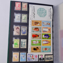 Lot massif de timbres du monde neufs et oblitérés en 9 albums.