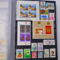 Lot massif de timbres du monde neufs et oblitérés en 9 albums.