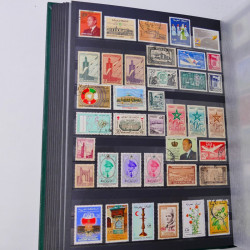 Lot massif de timbres du monde neufs et oblitérés en 9 albums.