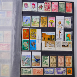 Lot massif de timbres du monde neufs et oblitérés en 9 albums.