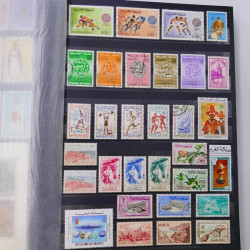 Lot massif de timbres du monde neufs et oblitérés en 9 albums.