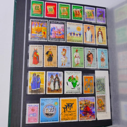 Lot massif de timbres du monde neufs et oblitérés en 9 albums.