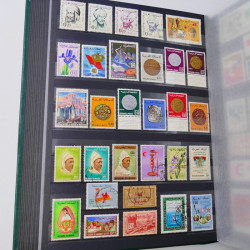 Lot massif de timbres du monde neufs et oblitérés en 9 albums.