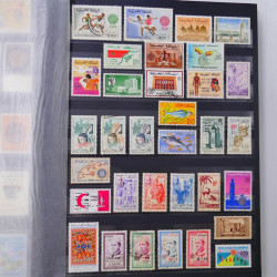Lot massif de timbres du monde neufs et oblitérés en 9 albums.