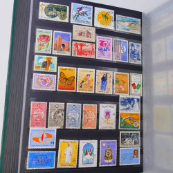 Lot massif de timbres du monde neufs et oblitérés en 9 albums.
