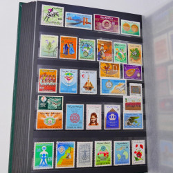 Lot massif de timbres du monde neufs et oblitérés en 9 albums.