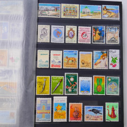 Lot massif de timbres du monde neufs et oblitérés en 9 albums.