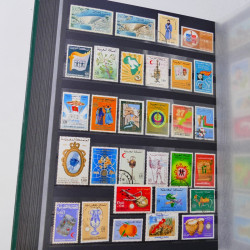 Lot massif de timbres du monde neufs et oblitérés en 9 albums.