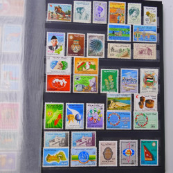 Lot massif de timbres du monde neufs et oblitérés en 9 albums.