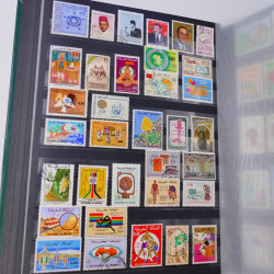 Lot massif de timbres du monde neufs et oblitérés en 9 albums.