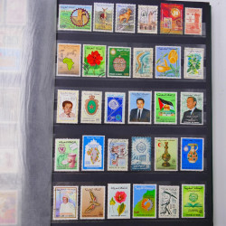 Lot massif de timbres du monde neufs et oblitérés en 9 albums.