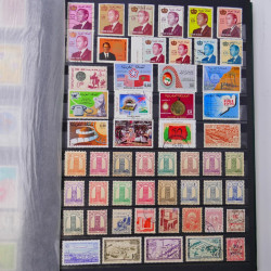 Lot massif de timbres du monde neufs et oblitérés en 9 albums.