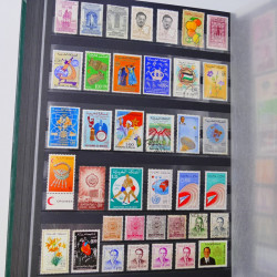 Lot massif de timbres du monde neufs et oblitérés en 9 albums.