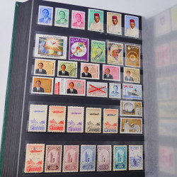Lot massif de timbres du monde neufs et oblitérés en 9 albums.