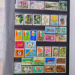 Lot massif de timbres du monde neufs et oblitérés en 9 albums.