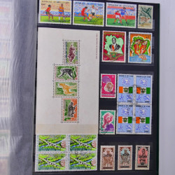 Lot massif de timbres du monde neufs et oblitérés en 9 albums.