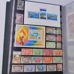 Lot massif de timbres du monde neufs et oblitérés en 9 albums.
