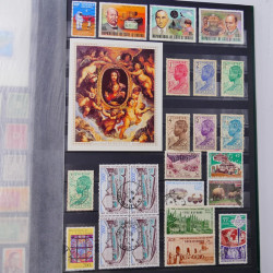 Lot massif de timbres du monde neufs et oblitérés en 9 albums.