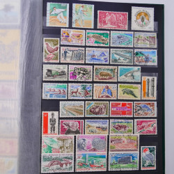 Lot massif de timbres du monde neufs et oblitérés en 9 albums.