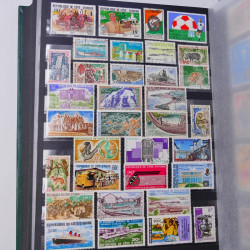 Lot massif de timbres du monde neufs et oblitérés en 9 albums.