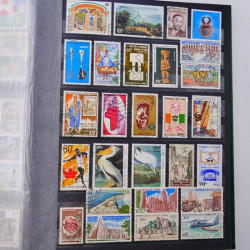 Lot massif de timbres du monde neufs et oblitérés en 9 albums.