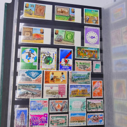 Lot massif de timbres du monde neufs et oblitérés en 9 albums.