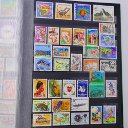 Lot massif de timbres du monde neufs et oblitérés en 9 albums.