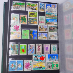 Lot massif de timbres du monde neufs et oblitérés en 9 albums.